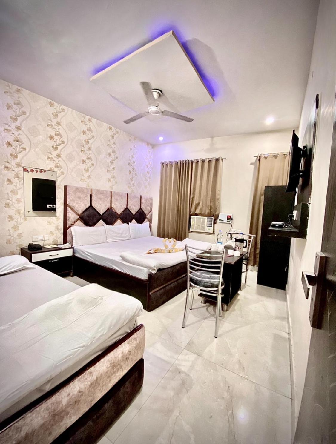 Swaran Hotel Amritsar Bagian luar foto
